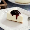 レモン＆ヨーグルトでさわやか！とろける「レアチーズケーキ」の作り方（ブルーベリーソース添え）