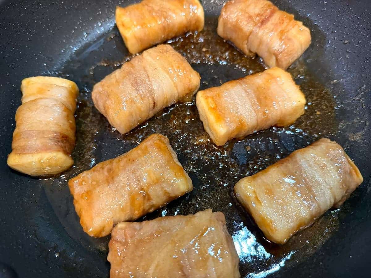 タレを煮絡める　高野豆腐ジューシー肉巻き　まいのおやつ