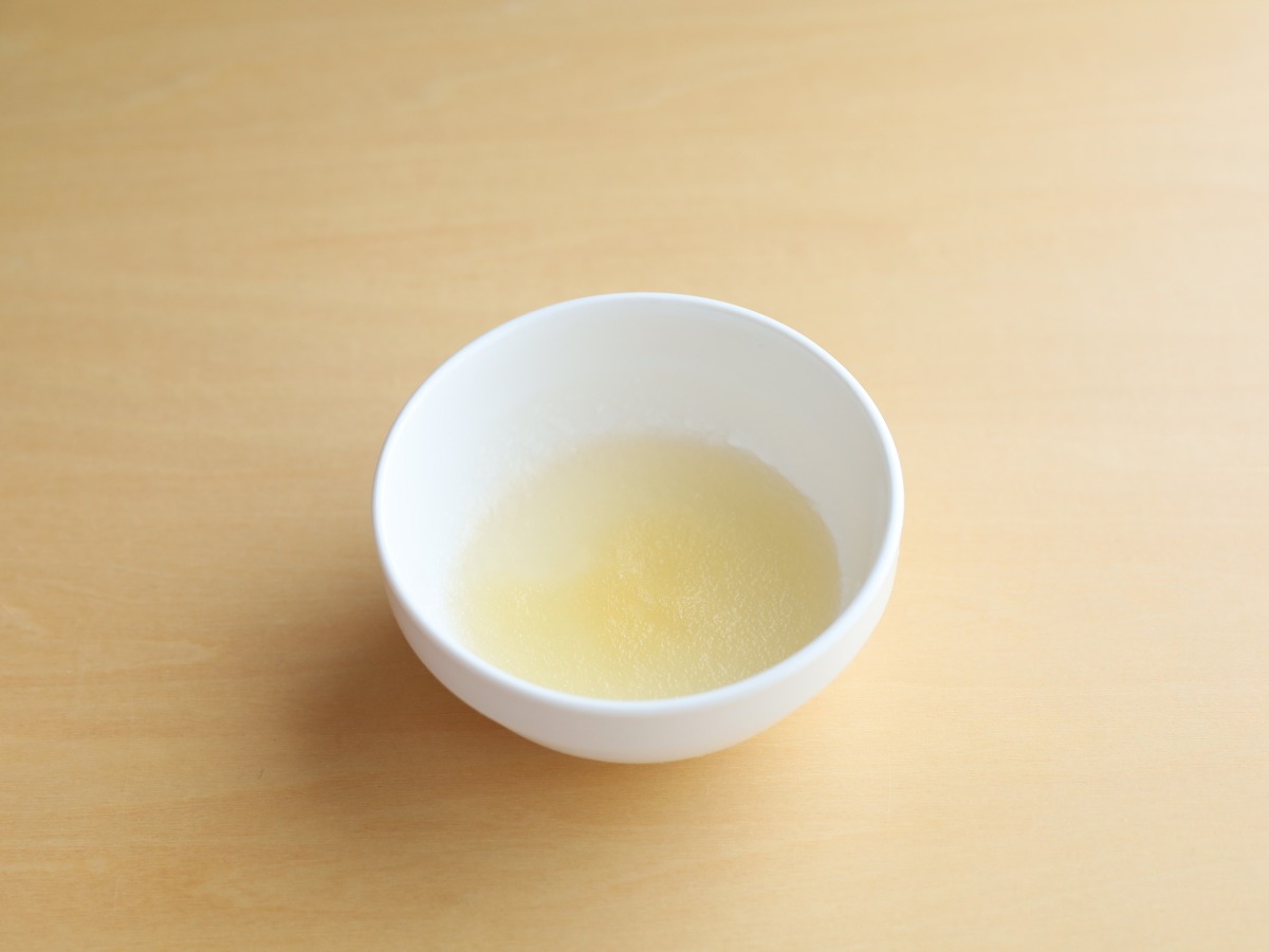ゼラチンに水を加えておきます