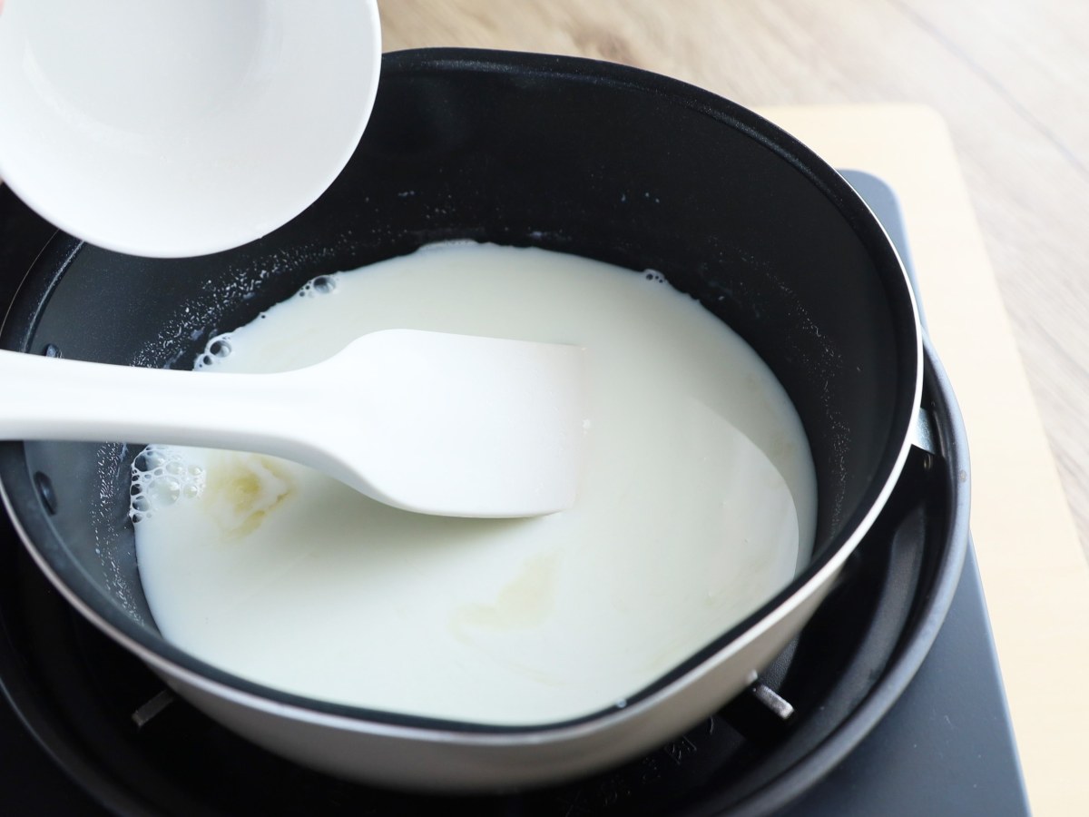 牛乳とグラニュー糖を加熱し、ゼラチンと練乳を混ぜます