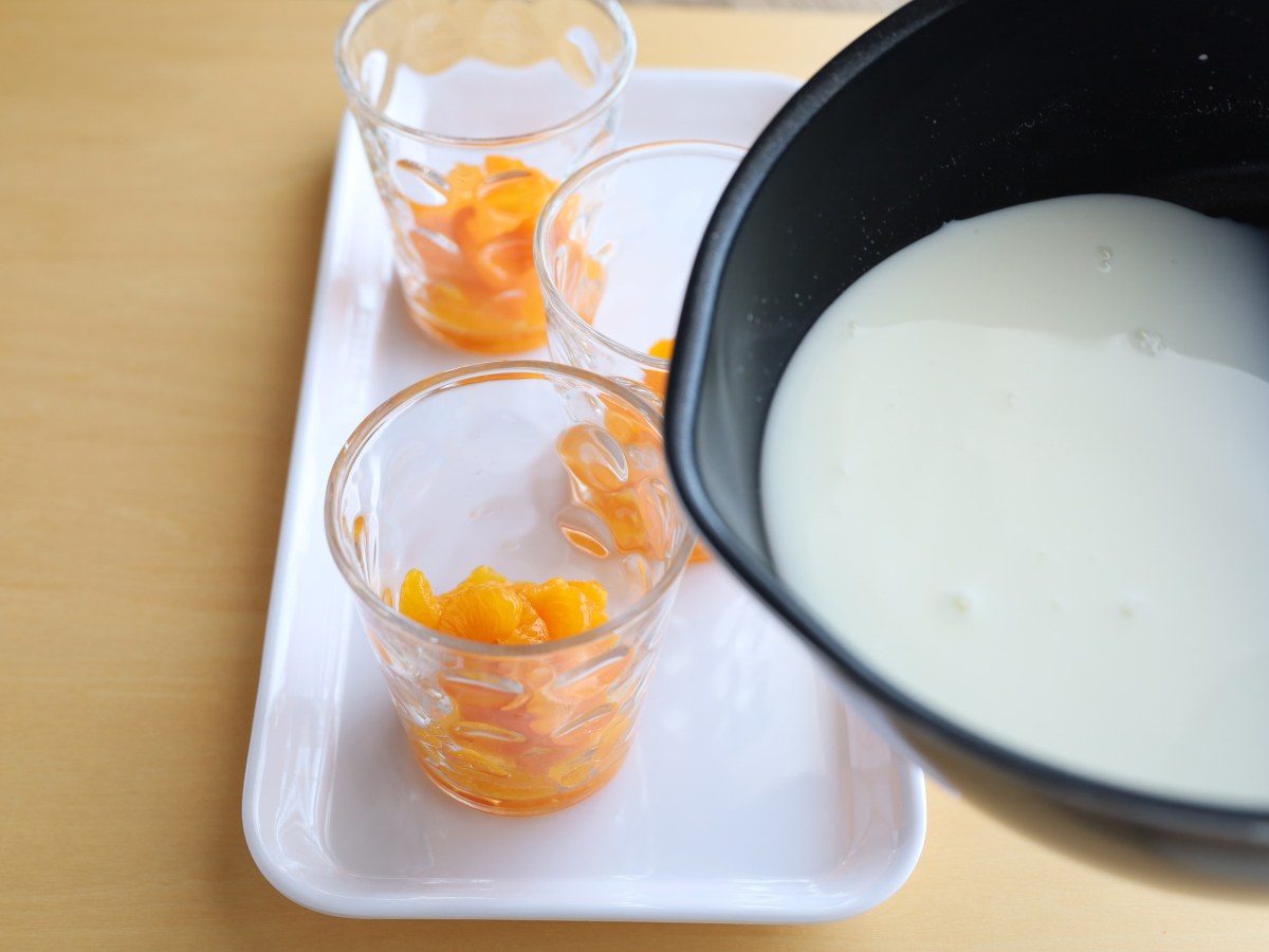器にみかん缶を入れてゼリー液を流しいれます