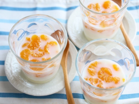 缶詰とゼラチンで手軽に作れる！「みかん練乳のミルクゼリー」レシピ