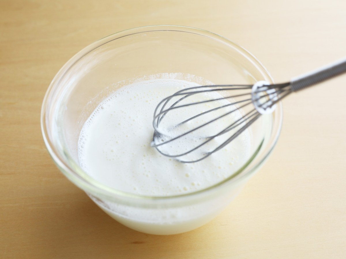 牛乳とグラニュー糖、粉ゼラチンをレンジ加熱します