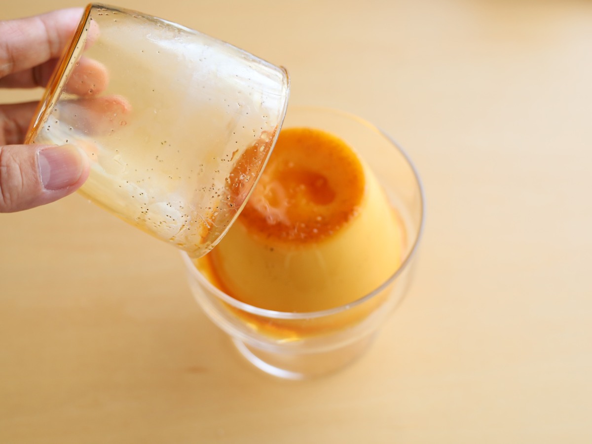 プリンの表面を押すようにして器とプリンの間に空気を入れて、逆さにして方から抜きます