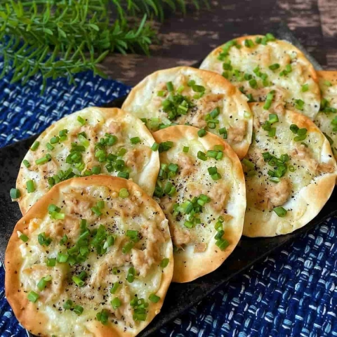 5分で作れる♪低空飛行キッチンさんの「餃子の皮ピザ」レシピ5選