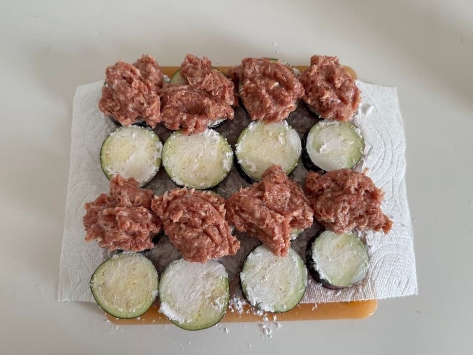 ひき肉だねを並べる