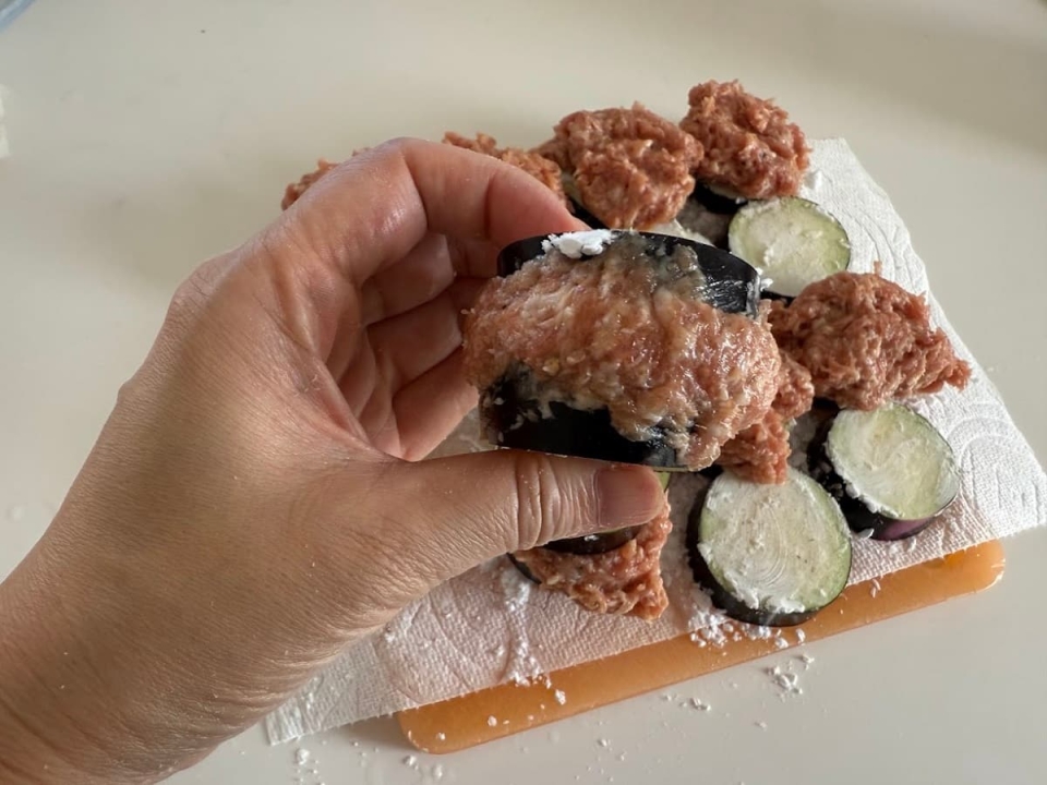はみ出るように