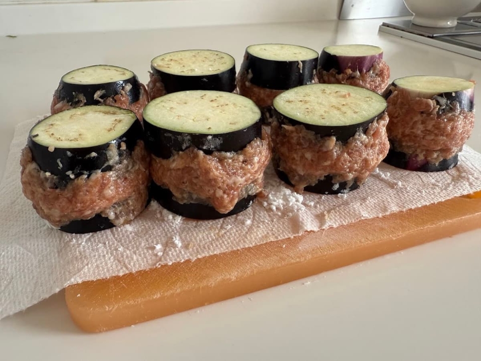 ひき肉でナスを覆う