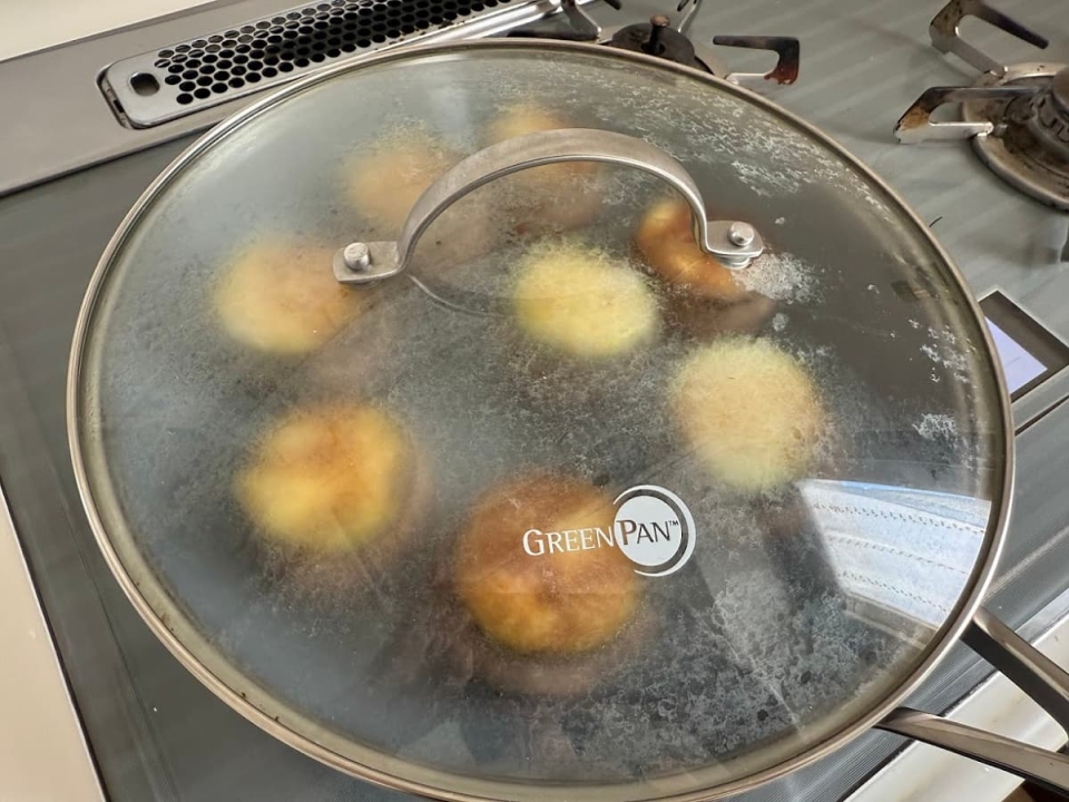蓋をして蒸し焼き
