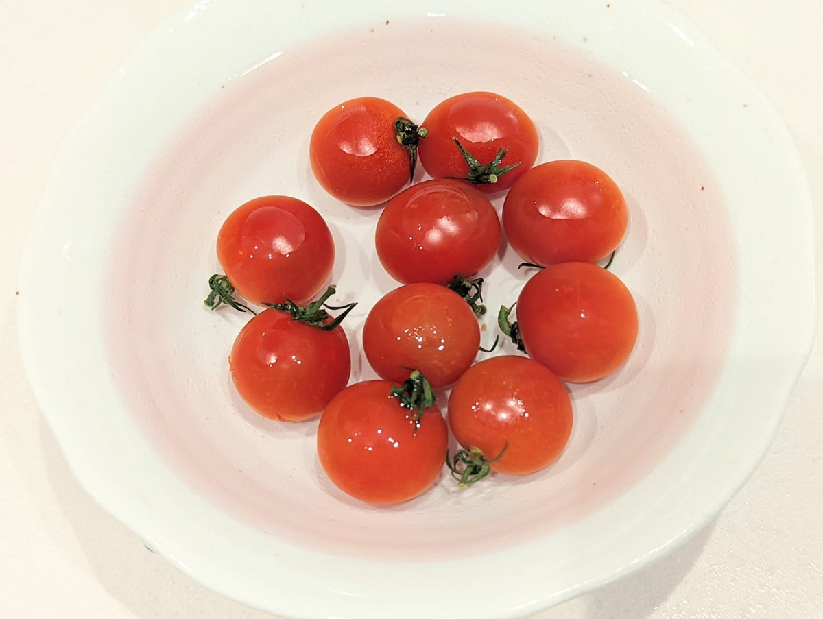 ミニトマトをお湯につける