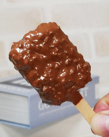 カリカリ食感がおいしい！紙パックで作る「チョコクランチアイス」レシピ