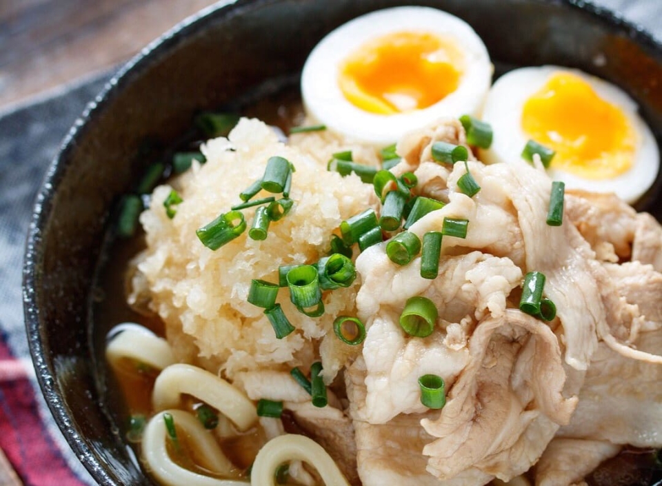 暑い日のランチに♪パパッと作れる「冷凍うどん×ポン酢」の一杯