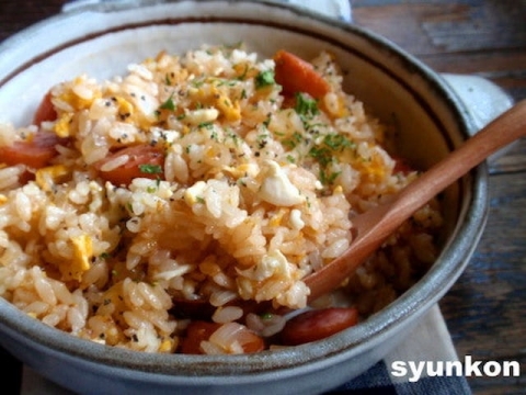 簡単！お家にある材料で作れる「ウインナーと卵のバター醤油焼き飯」レシピ