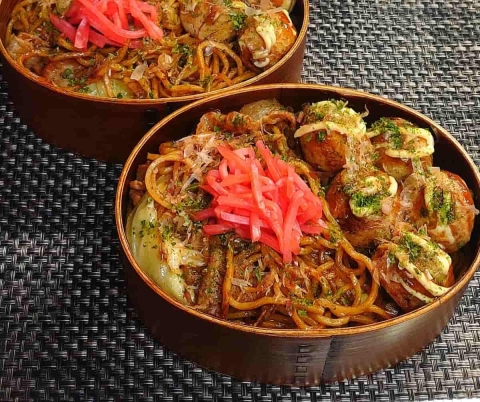 忙しい日の救世主！ボリュームばっちり「焼きそば＆うどん弁当」