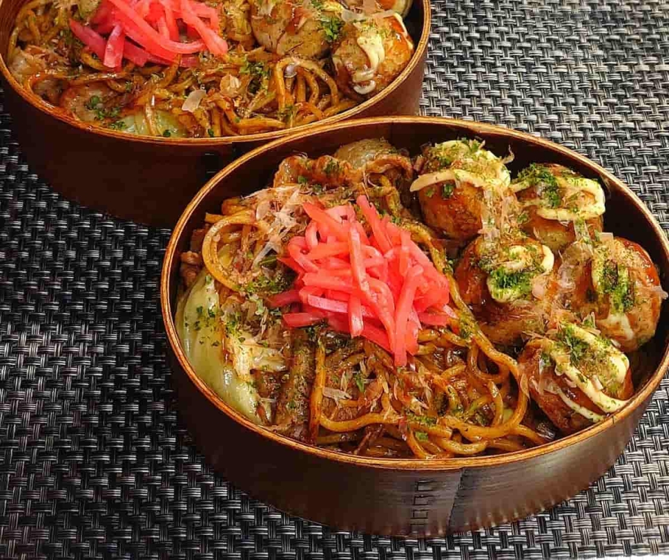 忙しい日の救世主！ボリュームばっちり「焼きそば＆うどん弁当」