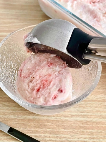 おうちでアイス屋さんの盛り付けが叶う！オクソーの「レバー式アイスクリームスクープ」はパーティー・おもてなしに便利