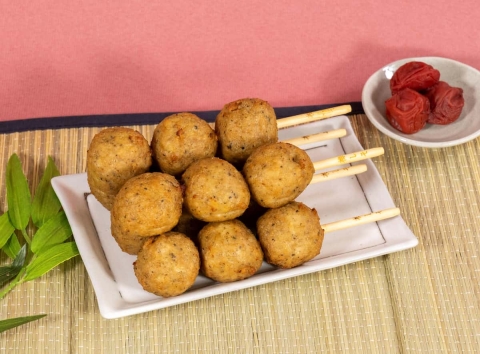 ファミマの人気「鶏つくね串」に夏にぴったりな梅しそ味が登場♪