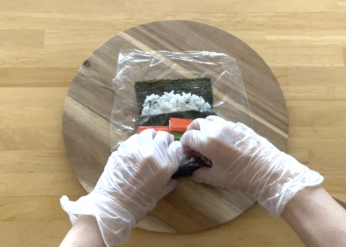 ラップで巻けちゃう！「韓国風海苔巻き」の作り方