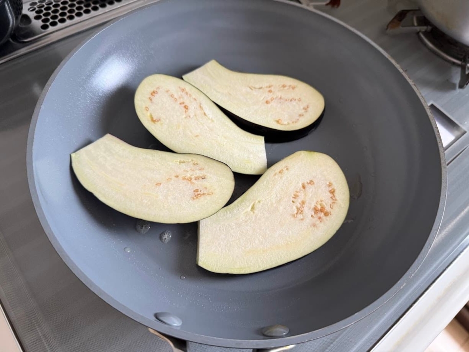 ナスを両面焼く