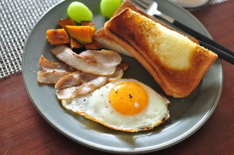 白身が広がらない＆黄身に膜がはらない！きれいな目玉焼きを焼く3つのコツ