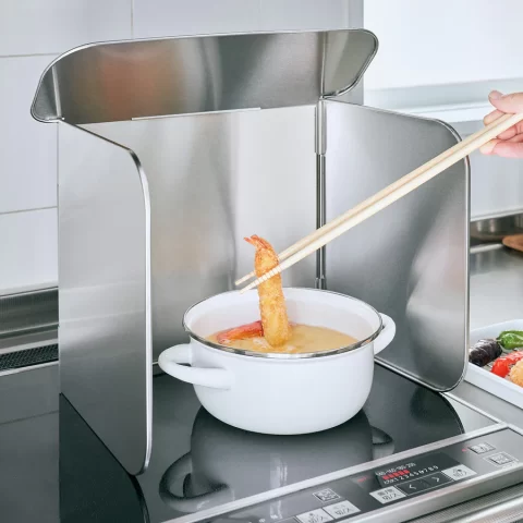 揚げ物の油はね、もう怖くない！「コンパクト4面レンジガード」が優秀すぎる