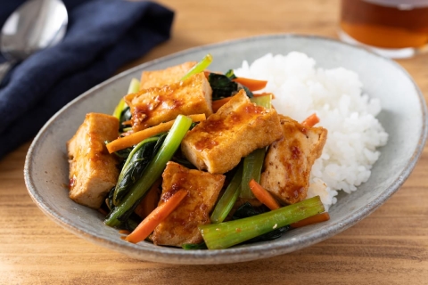 ご飯がすすむ！ピリ辛だれでやみつき「厚揚げと小松菜のピリ辛丼」レシピ