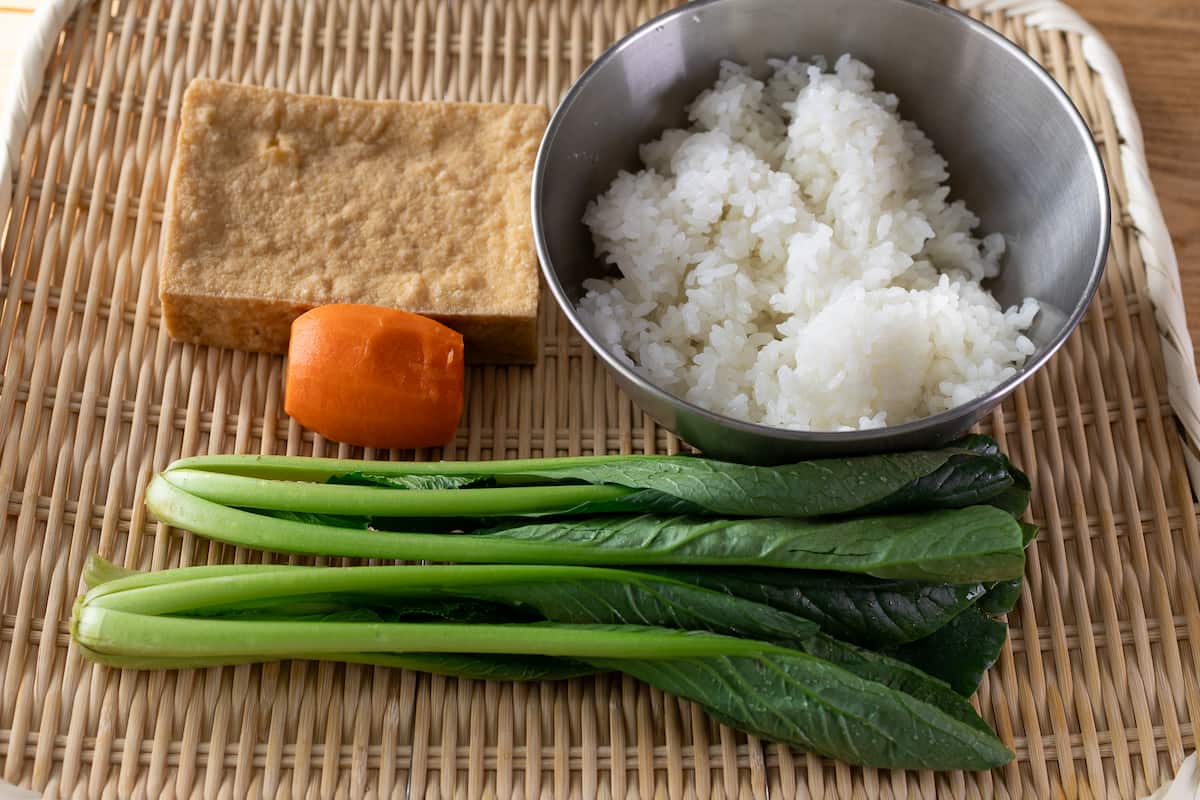 「厚揚げと小松菜のピリ辛丼」レシピ