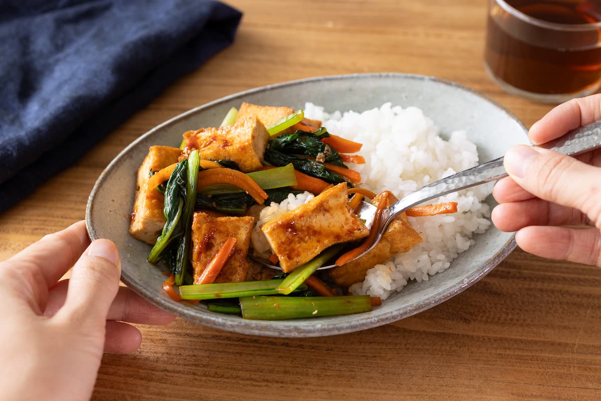 「厚揚げと小松菜のピリ辛丼」レシピ