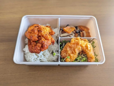 お弁当箱としても使える！ダイソー「仕切り付き保存容器」がランチに便利♪