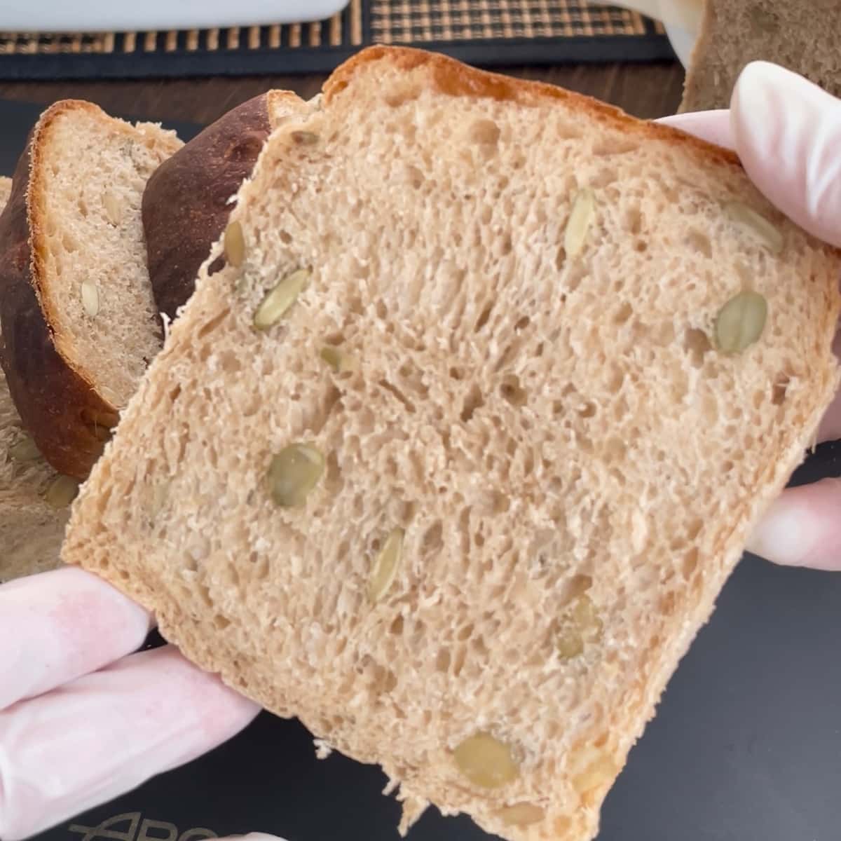「パンプキンシードの全粒粉食パン」レシピ