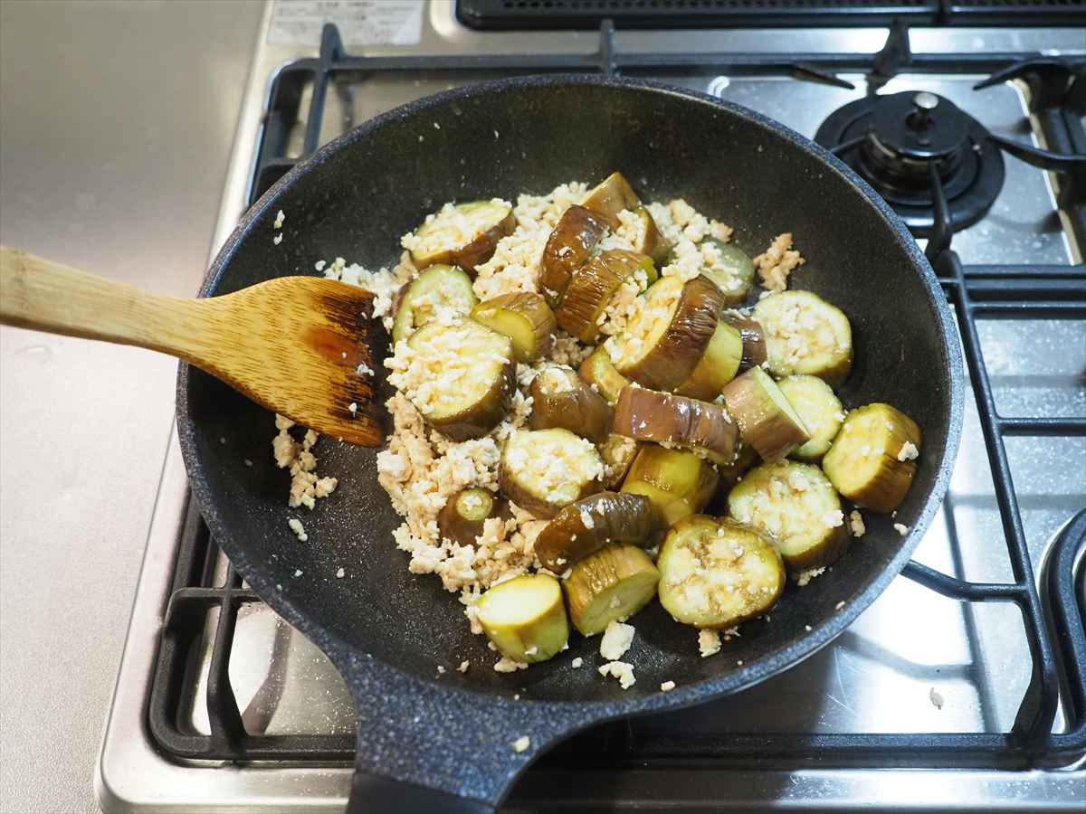 なすと鶏そぼろの甘辛炒め
