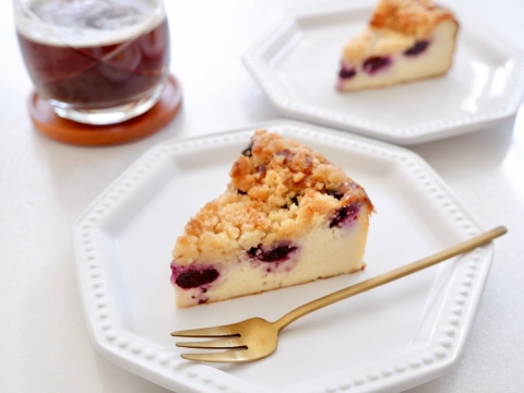 体にやさしい！豆腐と米粉で作る「ブルーベリークランブルチーズケーキ」の作り方