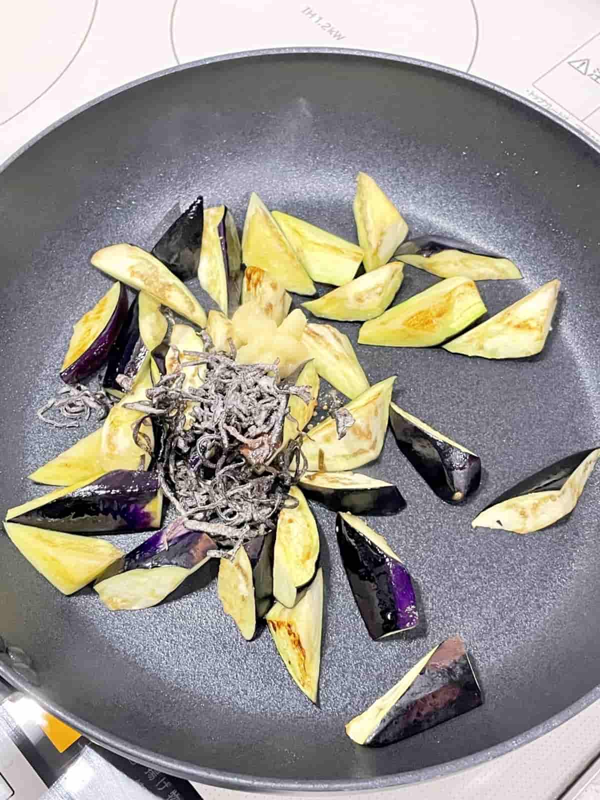 「なすの塩昆布炒め」レシピ