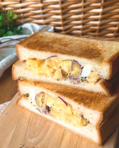 甘じょっぱさがクセになる♪「さつまいもとクリームチーズのホットサンド」レシピ