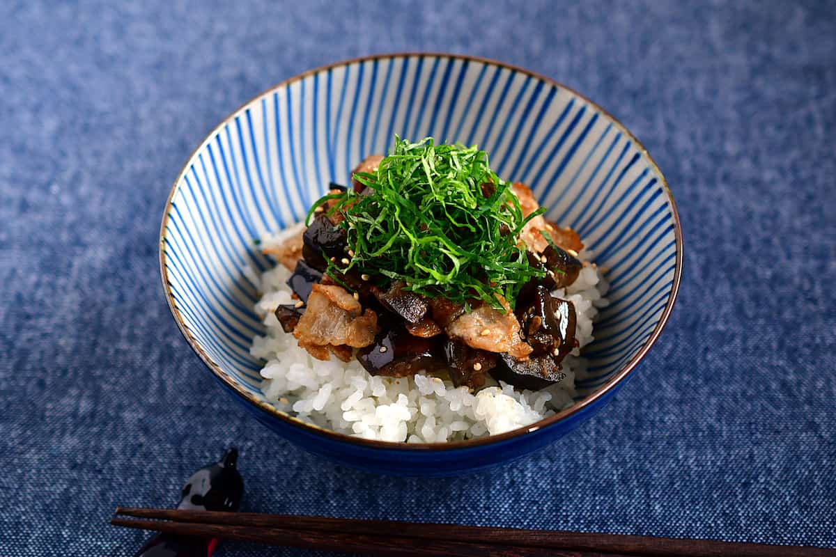 なすみそを使った豚肉のなすみそ炒め丼