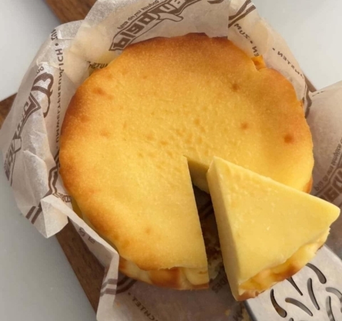 混ぜて焼くだけ♪ボトムなしで簡単「米粉のチーズケーキ」の作り方【動画あり】