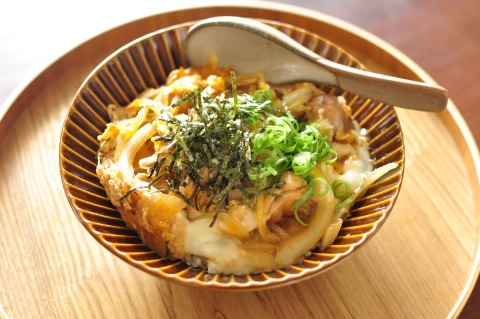 ポイントを押さえれば意外と簡単？ふわとろに仕上がる親子丼の「卵のとじ方」