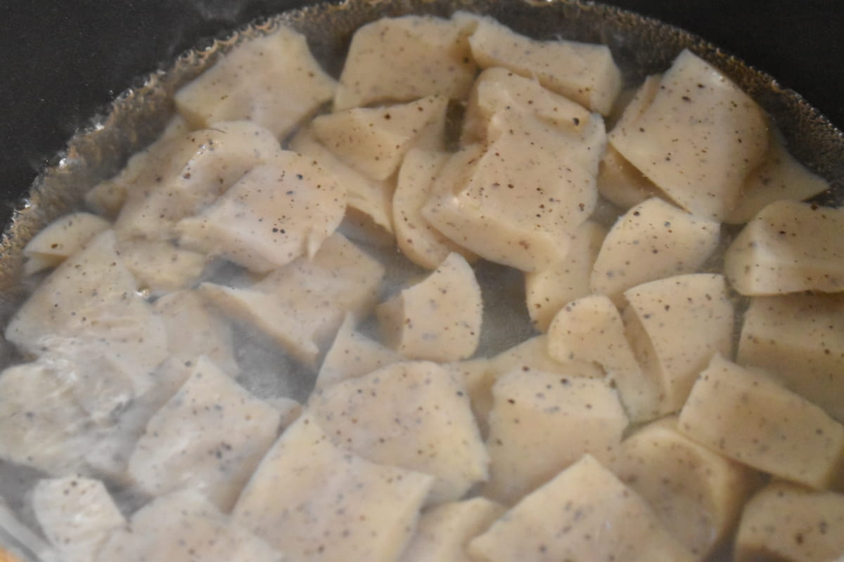 こんにゃくを茹でる(こんにゃくのエビマヨ風)