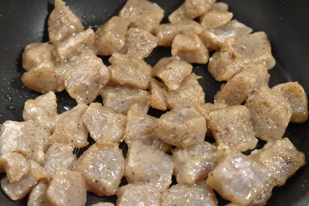 こんにゃくを炒める(こんにゃくのエビマヨ風)