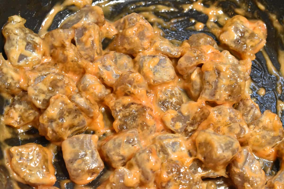 調味料を絡める(こんにゃくのエビマヨ風)