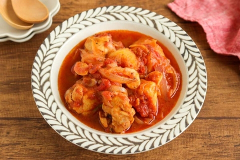 炊飯器で簡単に作れちゃう♪「手羽元とじゃがいものトマト煮込み」レシピ