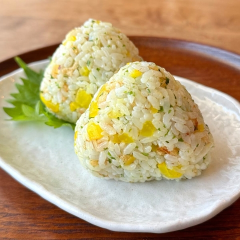疲れも吹き飛ぶ！家族が夢中になった「至福のたくあん天かすおにぎり」