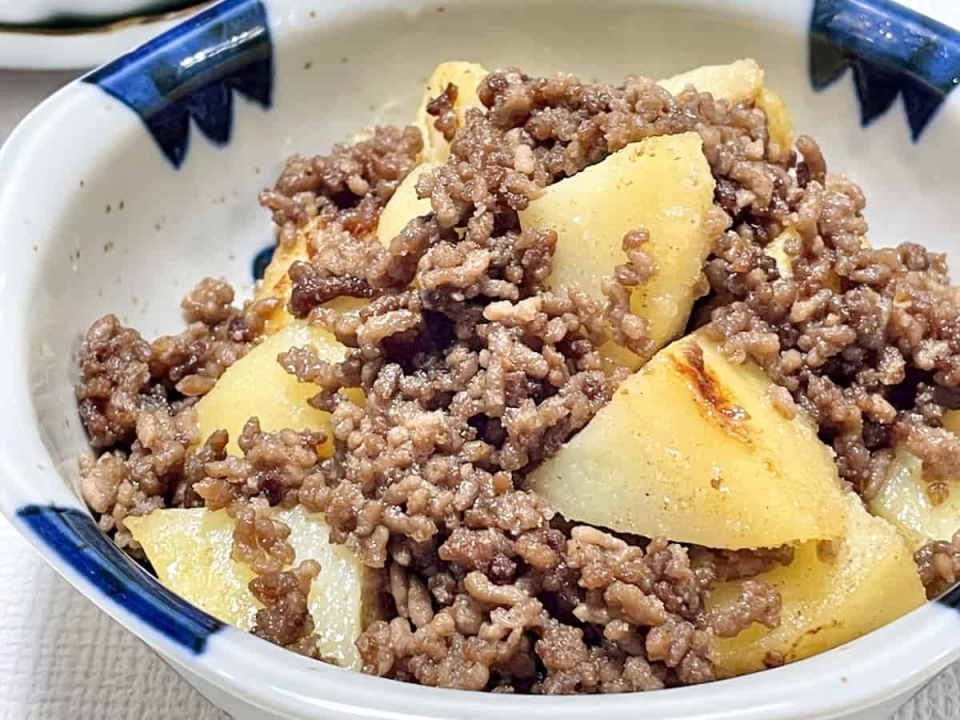 食材2つで最高においしい♪みんな大好き「じゃがいものそぼろ煮」の作り方