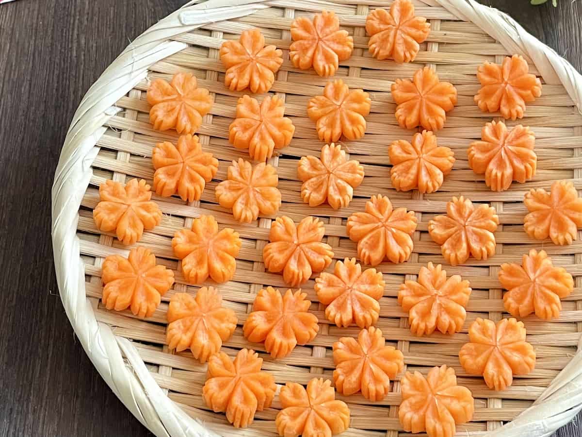 "はんなりお花"がかわいすぎる！「にんじんの飾り切り」でおせちが華やかに♪
