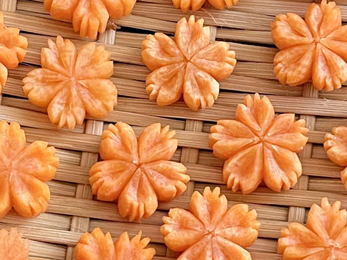 「にんじんの“はんなりお花”の飾り切り」の作り方