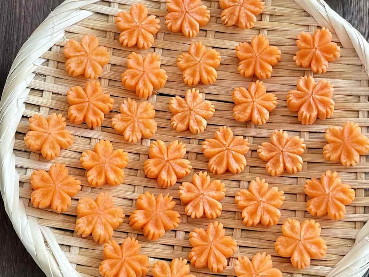「にんじんの“はんなりお花”の飾り切り」の作り方
