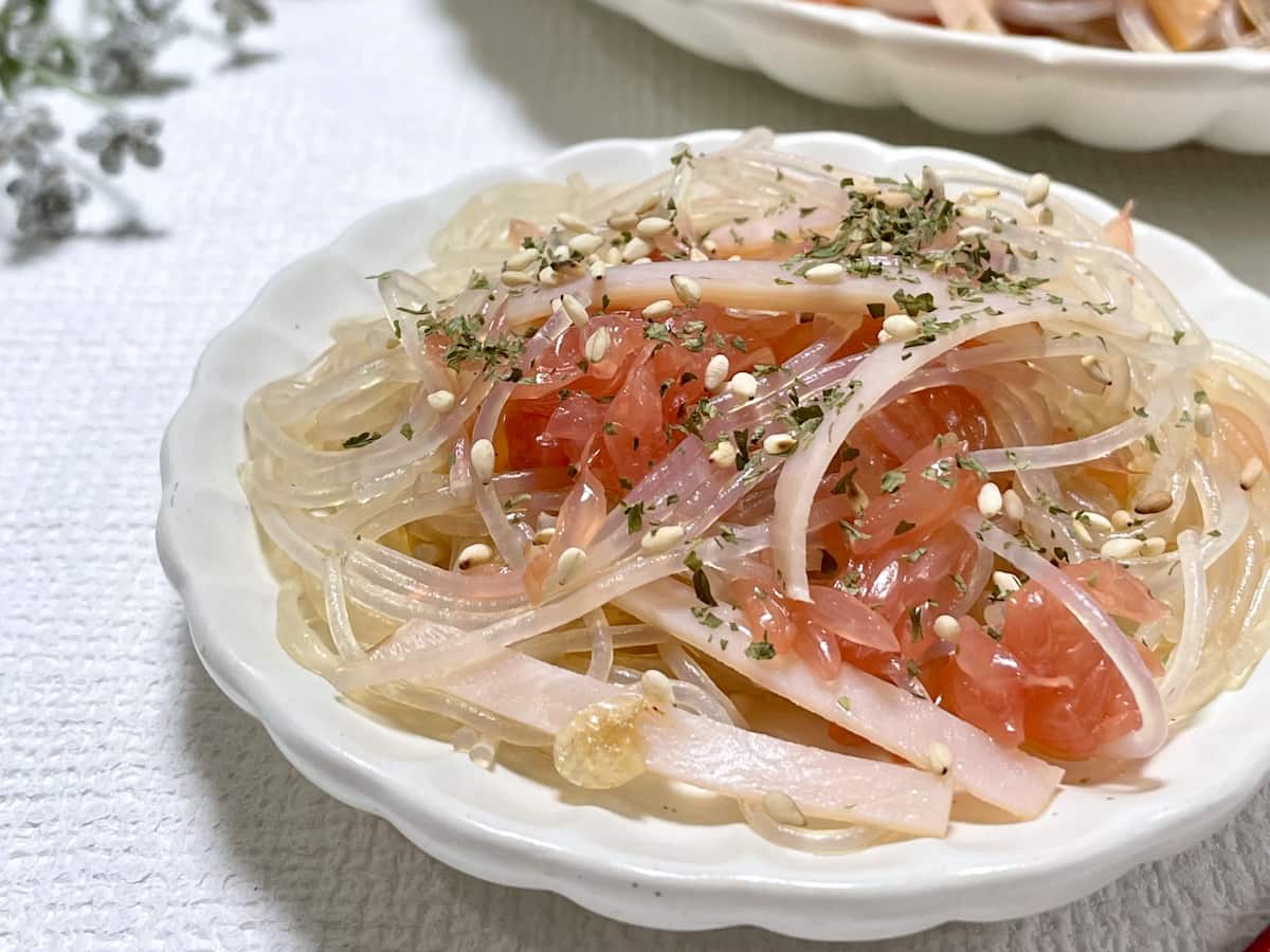 パーティーにもおすすめ♪切って和えるだけの「グレープフルーツ春雨サラダ」