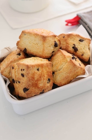 誰でも失敗なし！外はカリッと中はふんわり♪簡単「チョコチップスコーン」レシピ
