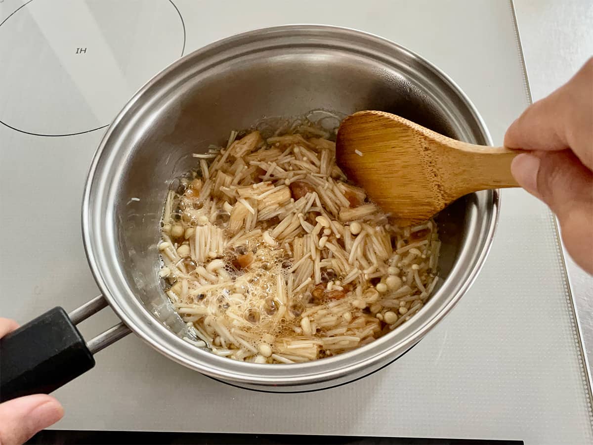これさえあれば、包丁もまな板も不要になる！？お肉も野菜もスパっと切れる「キッチンバサミ」