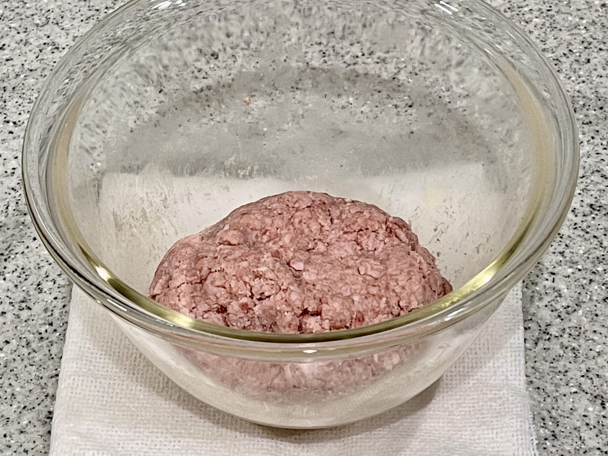 豚ひき肉で作る野菜たっぷりの味付きメンチカツ